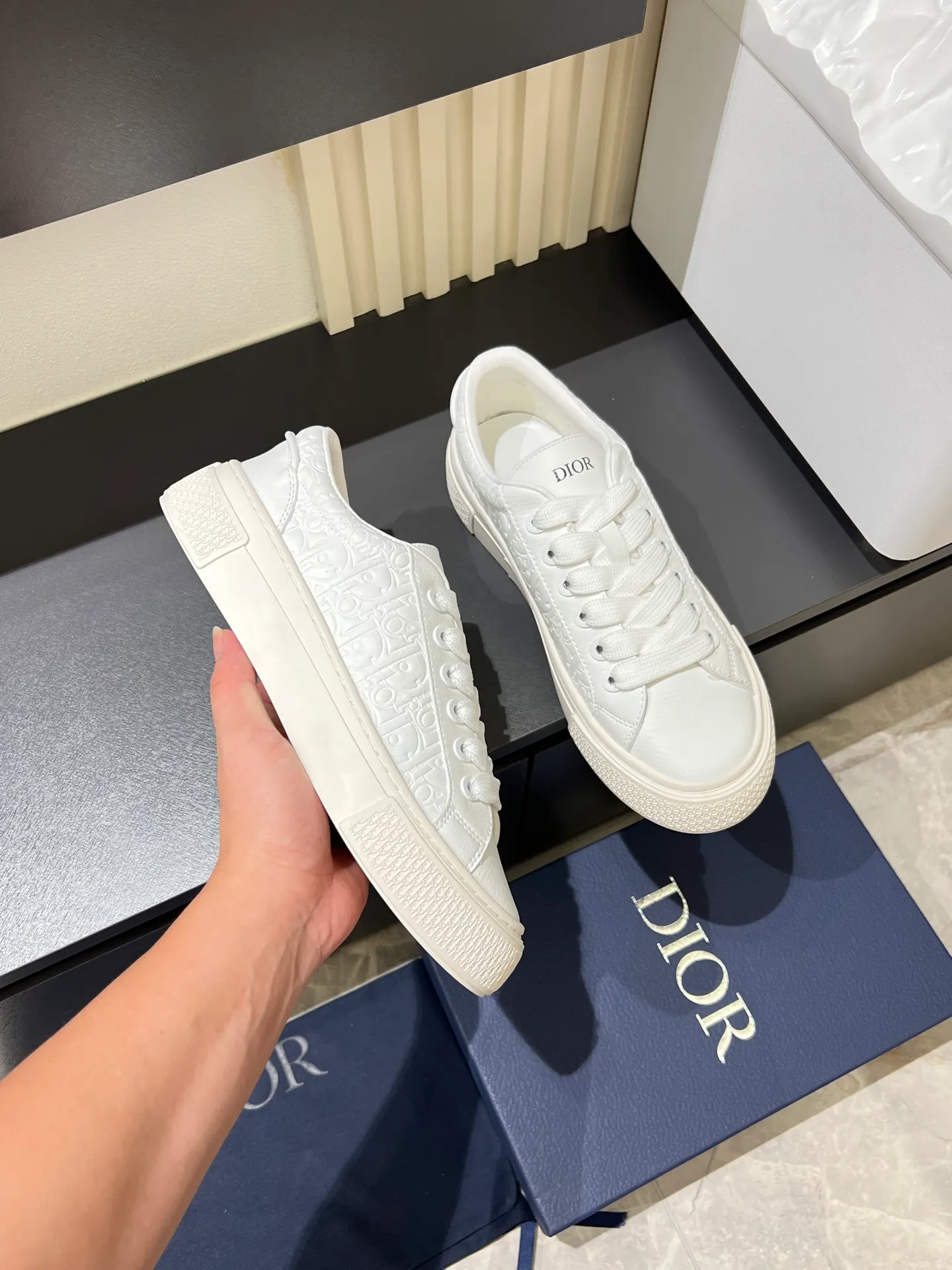 p440 DIOR* Dior B33 sneakers, brown and cream-white jacquard fabric with brown high mercerized suede upper, new for fall 2025, reinterpretation of classic tennis shoes, with a stylish silhouette that highlights a thick feel. Crafted from brown and cream-white jacquard with Oblique print and suede panels, it features a distinctive padded tongue embossed with the Dior signature, wide blue mohair laces and brass eyelets with a matte brown finish. The cream-white Dior Oblique patterned rubber sole, enhanced by the contrasting Dior 30 Avenue Montaigne signature on the rear, adds a stylish edge to casual looks. Men's model 38-44 (45 is custom-made and cannot be returned or exchanged)